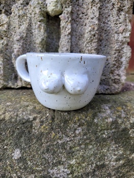 One of a kind mugg, qvinna i vitt med lavaprickar.