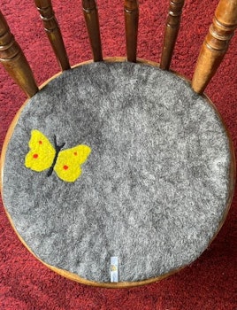 Sittdyna av 100% svensk tovad ull. CITRONFJÄRIL.