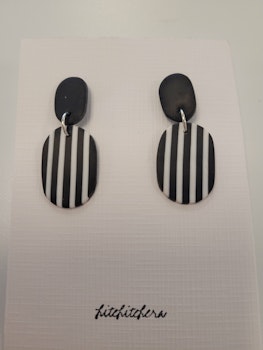 Örhängen RANDIG SVART/VIT