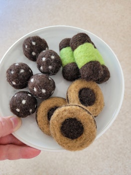 100% svensk tovad ull. "SMÅKAKOR" CHOKLADBOLL.