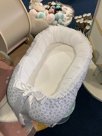 Babynest blå/vit blomma bomull