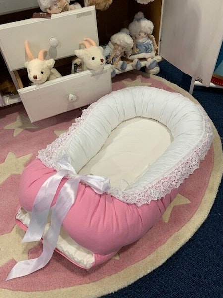 Babynest rosa/vit bomull