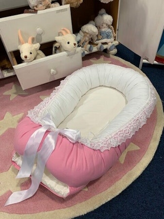 Babynest rosa/vit bomull