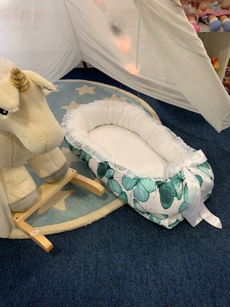 Babynest blå/vit fjäril bomull