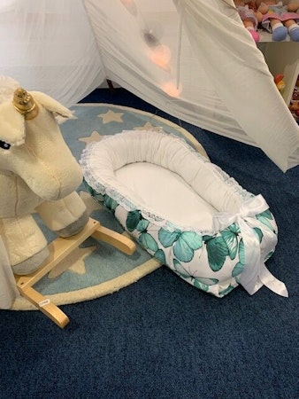 Babynest blå/vit fjäril bomull