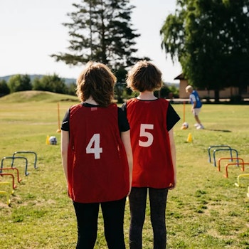 Lagvästar med nummer | 15 stycken - nummer 1-15 | Junior storlek (8-13 år)