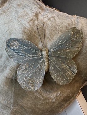 Glitterfjäril med clips 11 cm svagt gråturkos