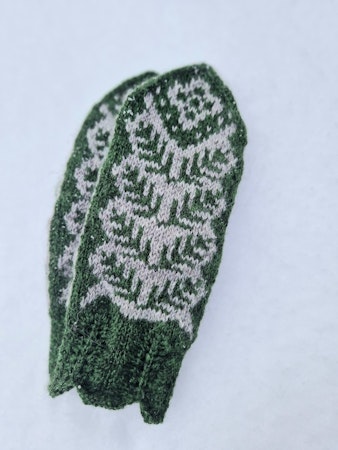 Pine tree mitts