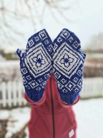 Hidden flower mitts