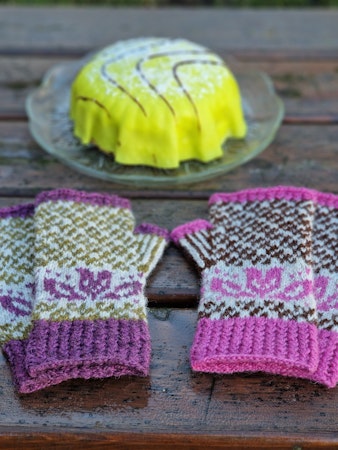 Spring tulip fingerless glove