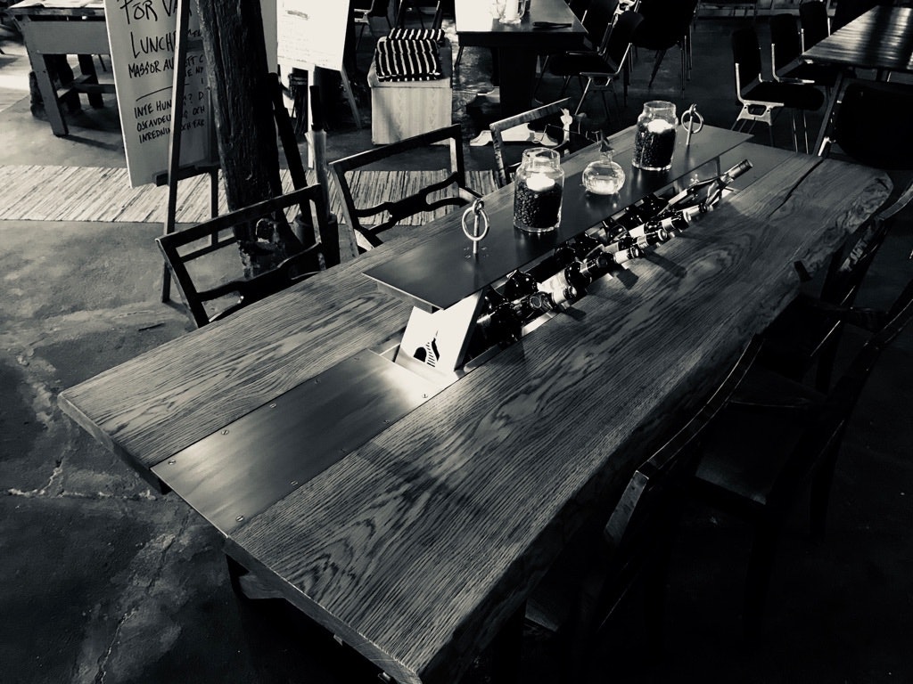 Norrön "Benhård" Stort matbord tillverkat i ek och plåt