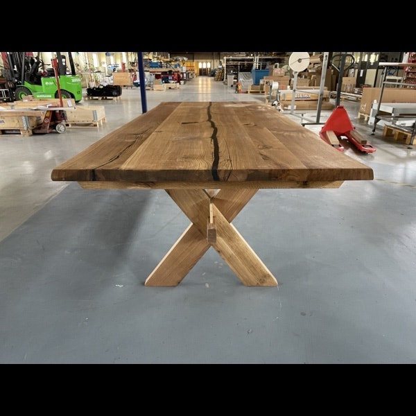 Matbord i rustik 40 mm ek med levande kanter