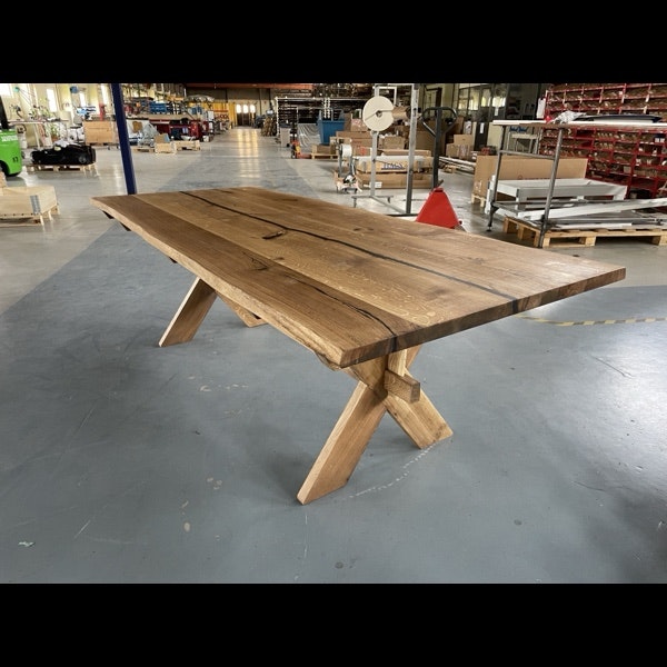 Matbord i rustik 40 mm ek med levande kanter