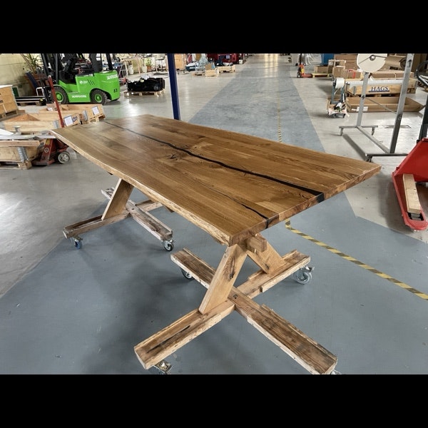 Matbord i ek med inslag av epoxy