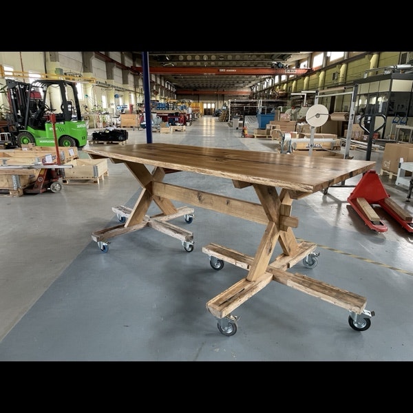 Matbord i ek med inslag av epoxy