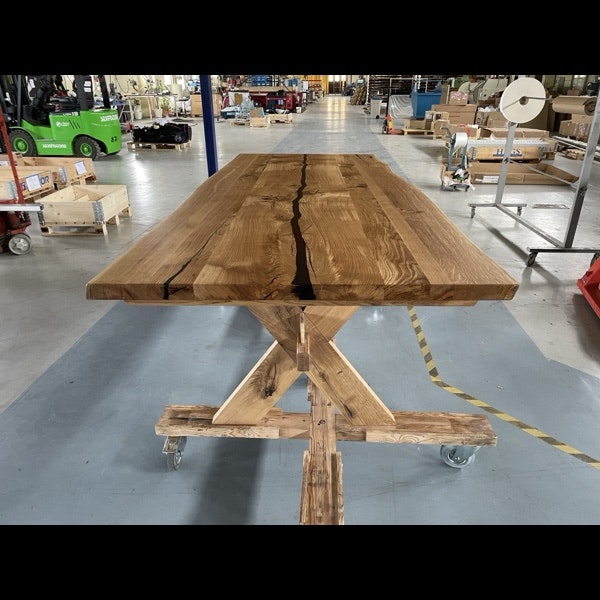Matbord i ek med inslag av epoxy