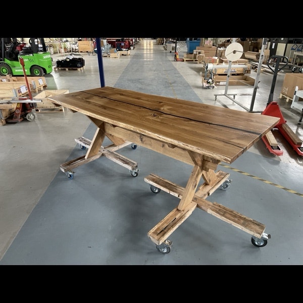 Matbord i ek med inslag av epoxy