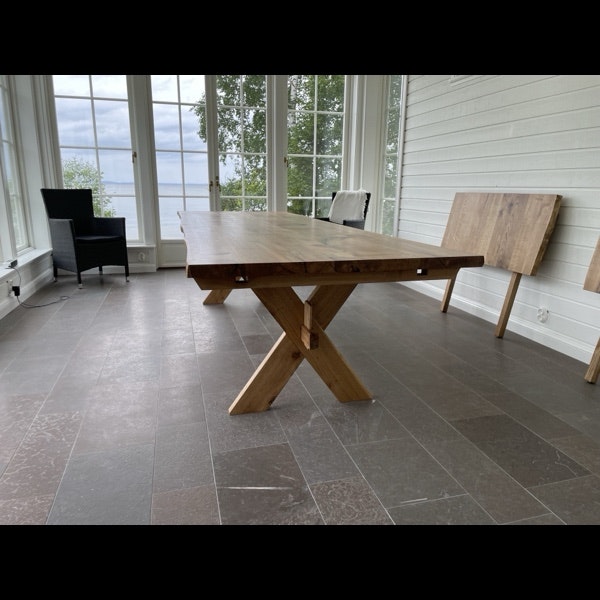 Matbord i rustik ek med förlängningsskivor