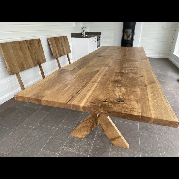 Matbord i rustik ek med förlängningsskivor