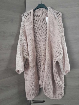 Lang strikkejakke i beige