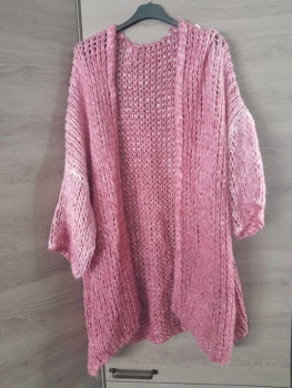 Lang strikkejakke i rosa