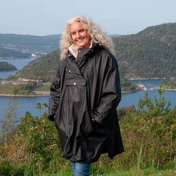 Regnponcho i svart fra Rosenvinge