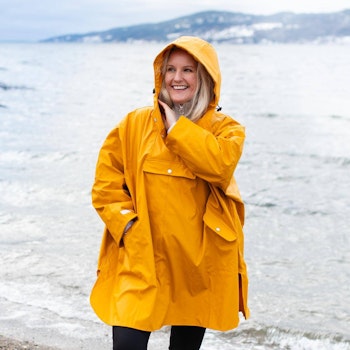 Regnponcho i gul fra Rosenvinge