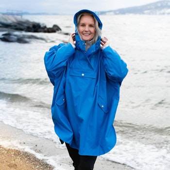 Regnponcho i blå fra Rosenvinge