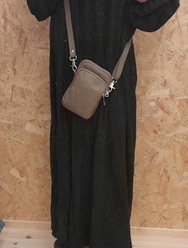 Mobilveske i skinn - Taupe fra Kvitfjell Handbags