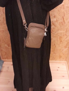 Mobilveske i skinn - Taupe fra Kvitfjell Handbags