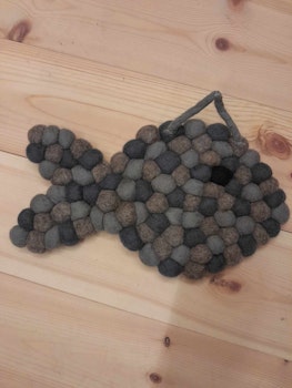 Gryteunderlag tovet filtkuler i grå