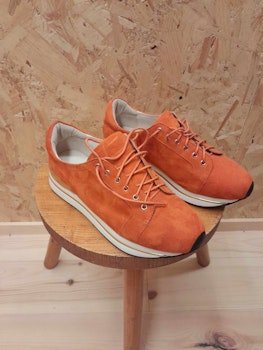 Sneakers i semsket oransje