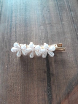 Hårspenne med perleblomster