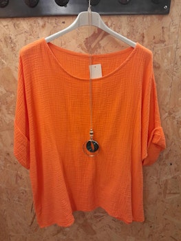 Oransje bluse med halskjede