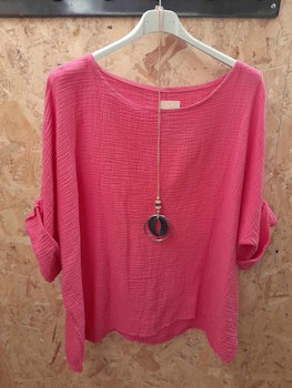 Fuchsia bluse med halskjede