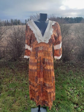 Blondekjole i oransje