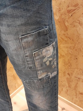 KAROSTAR jeans med patch