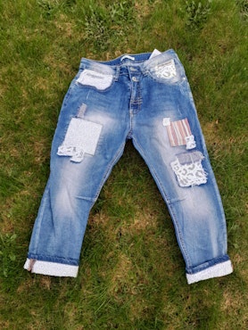 Capri jeans fra Place du Jour - med blonder og patchdetaljer