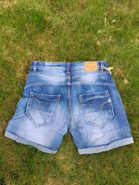 Denimshorts fra Place du Jour - med markerte knapper og oppbrett