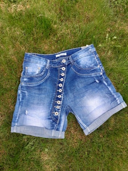 Denimshorts fra Place du Jour - med markerte knapper og oppbrett