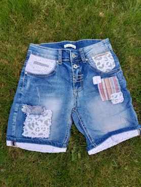 Denimshorts med blonder og patch fra Place du Jour
