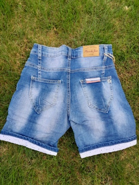 Denimshorts med blonder og patch fra Place du Jour
