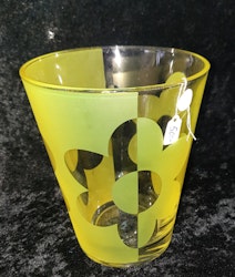 Vas med gula blommor i glas