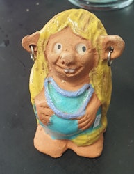 Keramik troll gravid trollkvinna med blått halsband