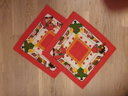 Juldukar 2 stycken tomtemor ,tomtefar, granar och klappar