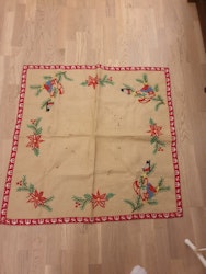 Julgrans matta i jute broderade tomtar 90x90 cm