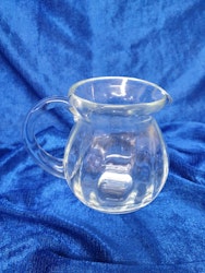 Munblåst liten kanna i glas