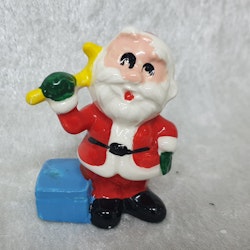 Porslins tomte äldre med yxa