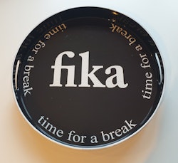 Modern bricka svart med text Fika