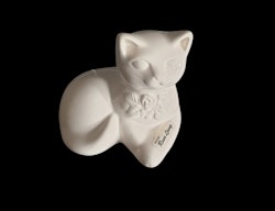 Rosa Ljung liten vit katt liggande på sidan 9 cm